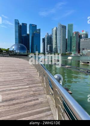 Singapur, 26. Januar 2024. Architektonische Elemente der modernen Stadt. Berühmte Marina Sands Bay mit ihren Wahrzeichen. Stockfoto