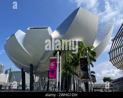 Singapur, 26. Januar 2024. Architektonische Elemente der modernen Stadt. Berühmte Marina Sands Bay mit ihren Wahrzeichen. Außenansicht des ArtScience-Museums. Stockfoto