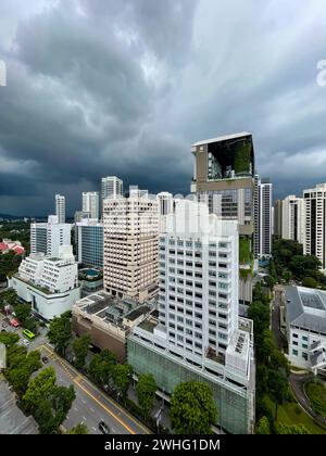 Singapur, 26. Januar 2024. Architektonische Elemente der modernen Stadt. Geschäftige zentrale Gegend voller Hotels und Einkaufszentren. Stockfoto