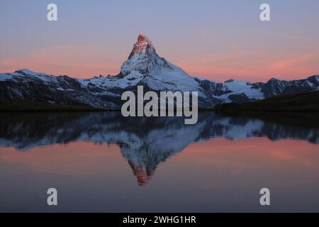 Das Sonnenlicht berührt das Matterhorn bei Sonnenaufgang. Stockfoto