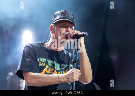 Stuttgart FanTa4 auf den JazzOpen in Stuttgart 2023 die Fantastischen vier oft Fanta 4 abgekürzt sind eine deutsche Hip-Hop-Gruppe aus Stuttgart. Die Mitglieder sind Michael Bernd Schmidt alias Smudo, Thomas Dürr alias Hausmeister Thomas D und Michael Beck alias Michi Beck bzw. Dee Jot Hausmarke. Produzent ist das vierte Mitglied Andreas Rieke alias and.Ypsilon, Manager der Gruppe ist seit 1989 Andreas Läsker. Im Bild Michael Michi Beck. *** Stuttgart FanTa4 bei den JazzOpen in Stuttgart 2023 sind die Fantastischen vier oft abgekürzt Fanta 4 eine deutsche Hip-Hop-Gruppe aus Stuttgart Stockfoto