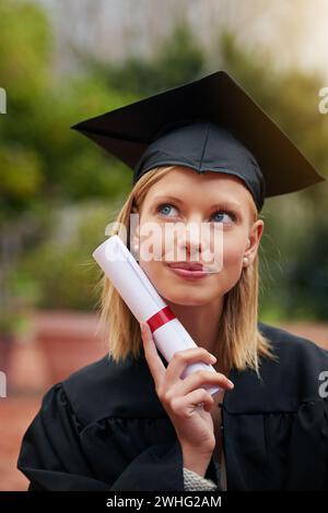 Abschluss, Zertifikat und Zukunft mit Studentin Frau im Freien auf dem Campus für Universität oder College-Veranstaltung. Denken, Planen und Vision mit Young Stockfoto