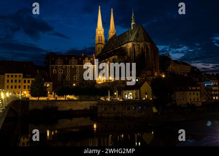 Nachtansicht von Zgorzelec in Polen nach Gorlitz in Deutschland über den Grenzfluss Neisse Stockfoto