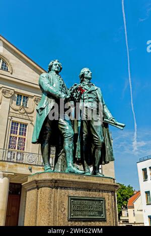 Goethe- und Schiller-Denkmal vor dem Nationaltheater in Weimar Stockfoto