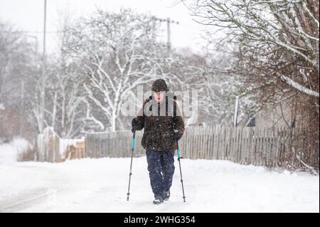 Ein nordischer Wanderer in winterlichen Szenen aus Braemar und Teilen Schottlands wird durch eine gelbe Wetterwarnung vor Schnee und Eis gewarnt Stockfoto