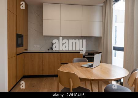 Immobilien Luxury Innendesign Pool Villa im Küchenbereich und Einbaumöbel Stockfoto