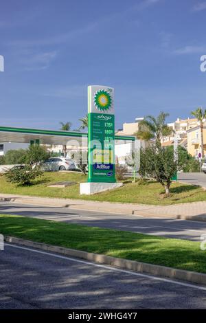 BP Tankstelle Benzinpreis-Anzeigetafel in Albufeira Portugal, Aussaat des Preises für Benzinkraftstoff am 1. Februar 2024 Stockfoto