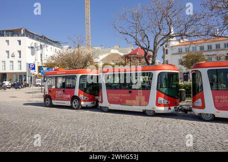 Touristenzug In Faro City Tour Zugfahrzeug Faro Die Algarve Portugal 6. Februar 2024 Stockfoto