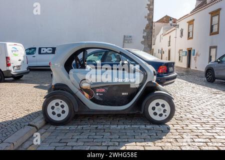 Renault Twizy Zweisitzer-Elektroauto ZE parkt am 6. Februar 2024 in Faro Portugal Stockfoto