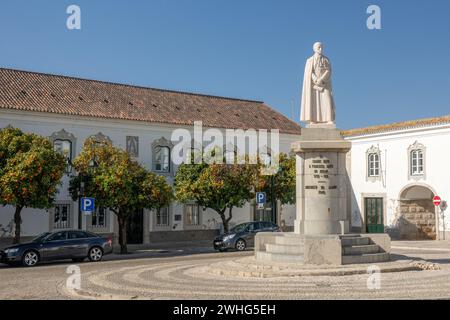 Statue des Bischofs D. Francisco Gomes do Avelar 1739-1816 in Largo da SE am Domplatz in Faro an der Algarve Portugal 6. Februar 2024 Stockfoto