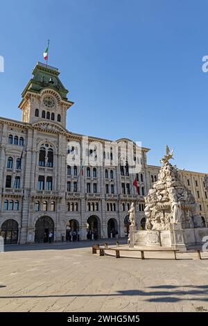 Rathaus und Brunnen der vier Kontinente in Triest Stockfoto