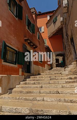 Wunderschöne Gasse in Rovinj in Kroatien Stockfoto