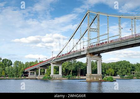 Fußgängerbrücke mit Blick von unten über den Fluss Dnipro Stockfoto