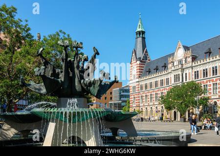 Neuer Anger-Brunnen vor dem Hauptpostgebäude Erfurt, Thüringen Stockfoto