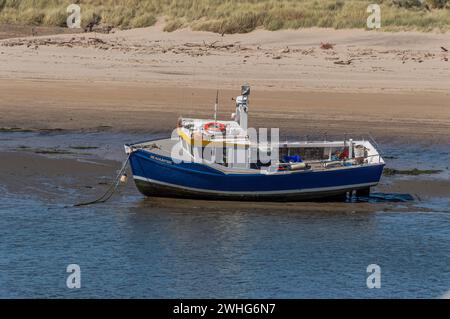 Schlendern Sie mit dem Fischerboot bei Ebbe Stockfoto