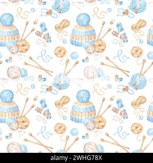 Nahtloses Muster von Kugeln und Knäueln aus Wolle, Stricknadeln und Hut auf weißem Hintergrund. Aquarellhintergrund der Nadelflotte. Schablone handgezeichnet il Stockfoto