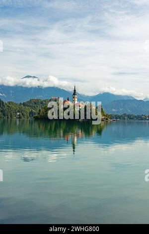 Blick auf den Bleder See und seine berühmte Insel in Slowenien Stockfoto