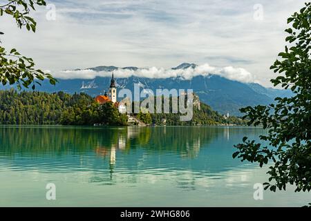 Blick auf den Bleder See und seine berühmte Insel in Slowenien Stockfoto