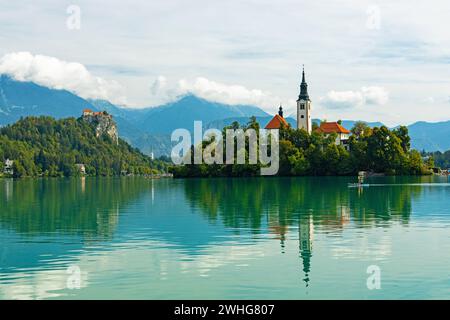 Blick auf den Bleder See und seine berühmte Insel in Slowenien Stockfoto