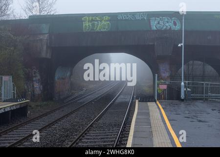 Belfast, Großbritannien. Februar 2024. 10/02/2024 Belfast Wetter: Nebeliger Morgen auf der Bahnlinie Belfast nach Lisburn Credit: Bonzo/Alamy Live News Stockfoto