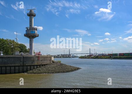 Radarturm mit Wasserstandsanzeige am Steinwerder Kohleschiffhafen im Hamburger Frachthafen, Koehlbrandbrücke über Stockfoto