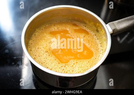 Gesunde Suppe aus drei Zutaten, Karotten, Wasser und Salz in einem Stahltopf auf dem Herd, erfunden von Professor Moro gegen Durchfall Stockfoto