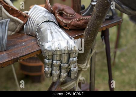 Schutzhandschuh aus Metallplatten als vollgefingerter Handschuh, Teil einer historischen Ritterrüstung auf einem mittelalterlichen Festival, Stockfoto