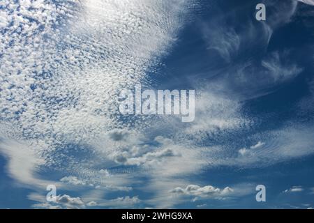 Altocumulus und Zirruswolken am blauen Himmel, Hintergrund für Natur-, Wetter- und Klimathemen, großer Kopierraum Stockfoto