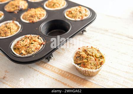 Gesunde Gemüsemuffins frisch gebacken in einem Backblech, Fingerfood für eine Party und geeignet für eine vegetarische Low Carb Diät, s Stockfoto