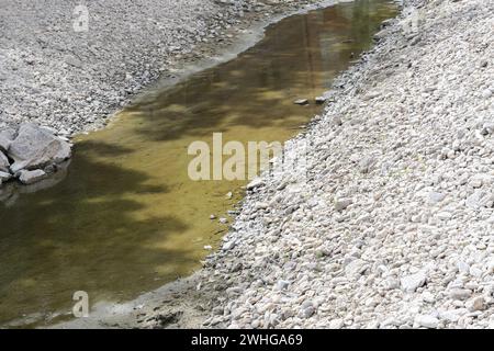 Fast ausgetrocknetes Flussbett nach längerer Hitzeperiode, Auswirkung des globalen Klimawandels, Umweltkonzept, Kopierraum Stockfoto