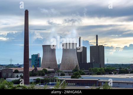 Türme und Verschmutzung der Stahlindustrie in Duisburg mit Hochöfen, Koksofen und Kraftwerk gegen eine bewölkte sl Stockfoto