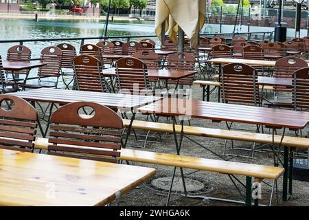 Leere Stühle und Tische in einem attraktiven Außenrestaurant am rheinufer, Personalmangel nach der Corona-Pandemie Stockfoto