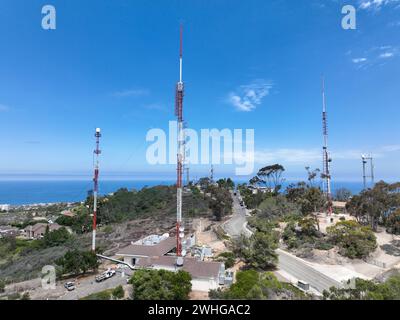 Luftaufnahme des Telekommunikationsturms mit 5G-Mobilfunkantenne auf der Spitze eines Tals in San Diego Stockfoto