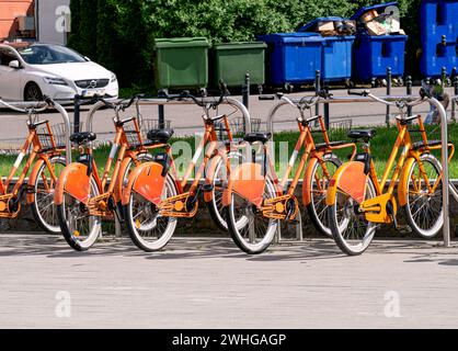 Fahrräder können in der Stadt gemietet werden. Städtischer Lebensraum in Kaunas. Stockfoto