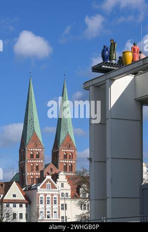 St. Marienkirche oder Marienkirche mit zwei Türmen und den Skulpturen, die Fremde genannt werden, auf dem Dach der Musik- und Kongresshalle Stockfoto