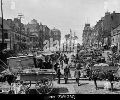 B&W Vintage Foto: 'Jacques Cartier Square, Montreal', zeigt einen quadratischen Marktplatz mit Verkäufern und Ständen der Wagen ihrer Pferdewagen um 1900 Stockfoto