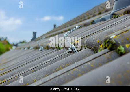 Montagehaken für Photovoltaik auf dem Dach. Vorbereitung für die Installation von Sonnenkollektoren. Montageschiene Stockfoto