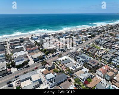 Blick aus der Vogelperspektive auf Mission Bay und den Strand in San Diego im Sommer, Kalifornien. USA. Stockfoto