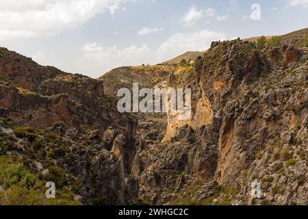 Blick in die Berglandschaft rund um die Schlucht Los Cahorros in der Nähe von Granada in Andalusien Stockfoto