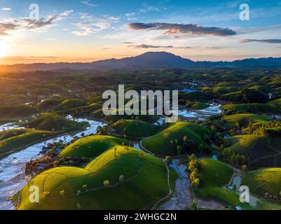 Drohnenansicht des Sonnenaufgangs auf dem Long Coc Teefeld, Provinz Phu Tho, Vietnam Stockfoto