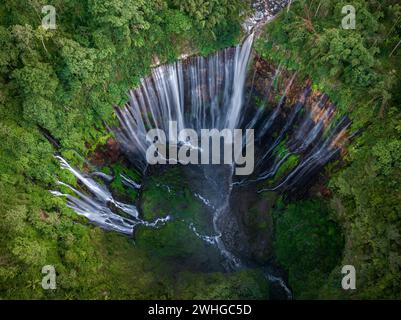 Blick von oben auf den Tumpak Sewu Wasserfall in Malang, Ost-Java, Indonesien Stockfoto