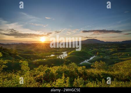 Drohnenansicht des Sonnenaufgangs auf dem Long Coc Teefeld, Provinz Phu Tho, Vietnam Stockfoto