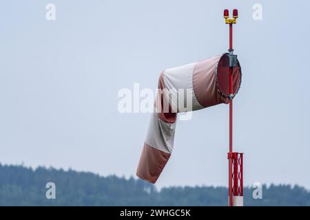 Windsock am Flughafen, der Windgeschwindigkeit misst Stockfoto