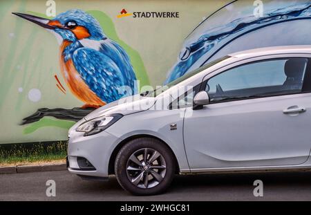 Auto vor der Graffiti-Wand geparkt Stockfoto