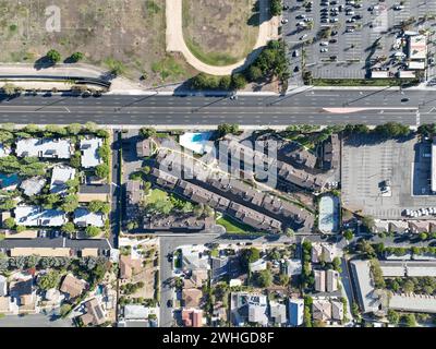 Luftaufnahme von La Habra, Stadt in der nordwestlichen Ecke von Orange County, Kalifornien, USA. Stockfoto