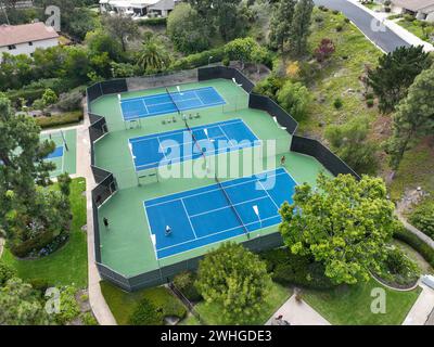 Luftaufnahme der Freizeiteinrichtungen mit Tennis in einer privaten Wohnsiedlung in La Jolla Stockfoto