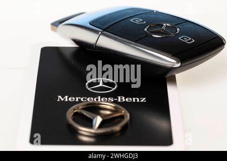 Autoschlüssel für einen Mercedes. Mercedes-Benz ist eine eingetragene Handelsmarke für Automobile der Mercedes-Benz Group. Symbolfoto, Themenfoto *** Fahrzeugschlüssel für einen Mercedes Mercedes Benz ist eine eingetragene Marke für Automobile der Mercedes Benz Gruppe Symbol Foto, Themenfoto Foto:XB.xSchubertx/xFuturexImagex mercedes 4215 Stockfoto