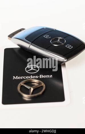 Autoschlüssel für einen Mercedes. Mercedes-Benz ist eine eingetragene Handelsmarke für Automobile der Mercedes-Benz Group. Symbolfoto, Themenfoto *** Fahrzeugschlüssel für einen Mercedes Mercedes Benz ist eine eingetragene Marke für Automobile der Mercedes Benz Gruppe Symbol Foto, Themenfoto Foto:XB.xSchubertx/xFuturexImagex mercedes 4214 Stockfoto