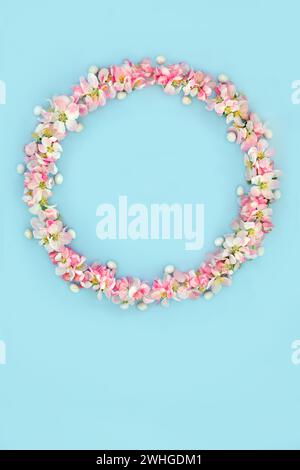 Osterkranz mit Mini-Eiern und Apfelblütenblüten. Abstraktes Blumendesign für die Weihnachtszeit mit Mini-Eiern für Karte, Logo, Geschenkanhänger oder Einladung Stockfoto