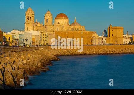 Küste in Cadiz mit Blick auf die Kathedrale in der goldenen Stunde Stockfoto